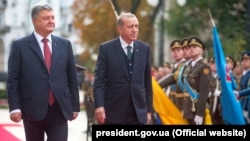 Ukrainian President Petro Poroshenko (left) welcomes Turkish President Recep Tayyip Erdogan to Kyiv on October 9.