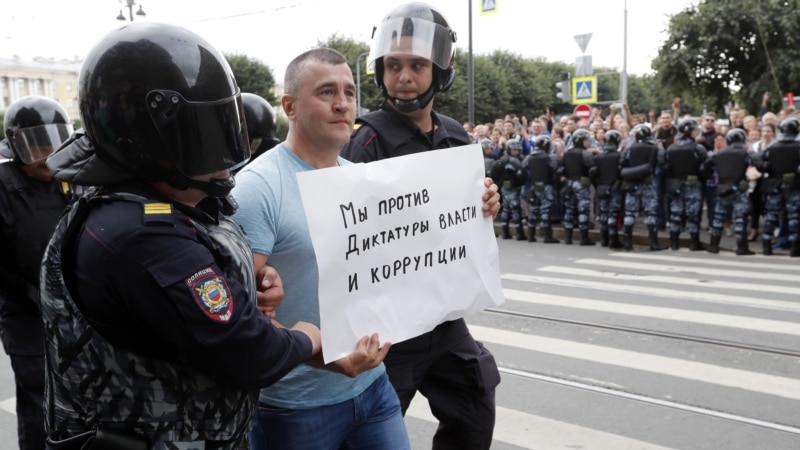 Во Русија уапсени околу илјада луѓе на протестите против пензиската реформа