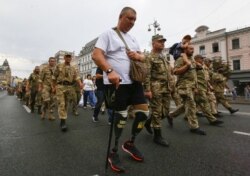 Учасник бойових дій, який втратив обидві ноги, захищаючи Україну від агресії Росії, під час «Маршу захисників». Київ, 24 серпня 2020 року