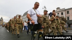 Учасник бойових дій, який втратив обидві ноги, захищаючи Україну від агресії Росії. «Маршу захисників» у Києві 24 серпня 2020 року
