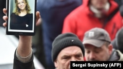Чоловік тримає планшет із фотографією Ірини Ноздровської під час акції протесту в Києві, 2 січня 2017 року