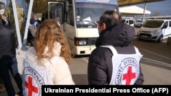 شماری از کارمندان صلیب سرخ در اوکراین