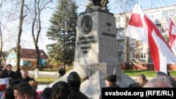 Фэст, прысьвечаны памяці паўстанцаў 1863 году ў Сьвіслачы, на які зьехаліся дзясяткі актывістаў з розных гарадоў. Сьвіслач, 31 кастрычніка 2015 году 