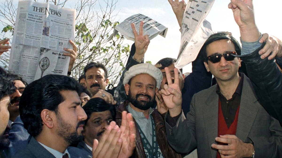 Pakistani Journalists Protest Arrest Of Media Mogul Demand His Release