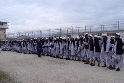 Щойно звільнені в'язні-таліби біля тюрми поблизу Баграма неподалік Кабулу. 11 квітня 2020 року
