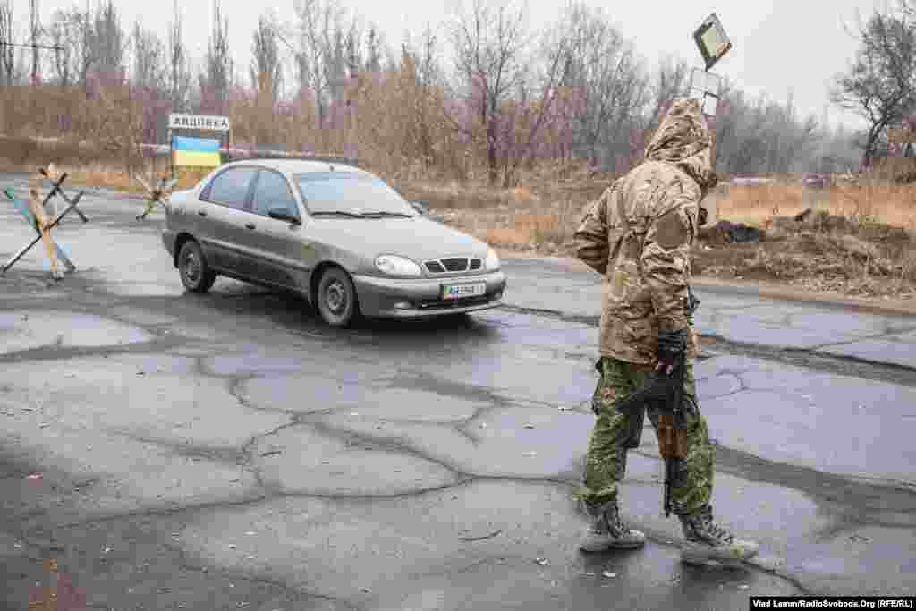 Боец полка &quot;Днепр-1&quot; на блокпосту при въезде в Авдеевку.
