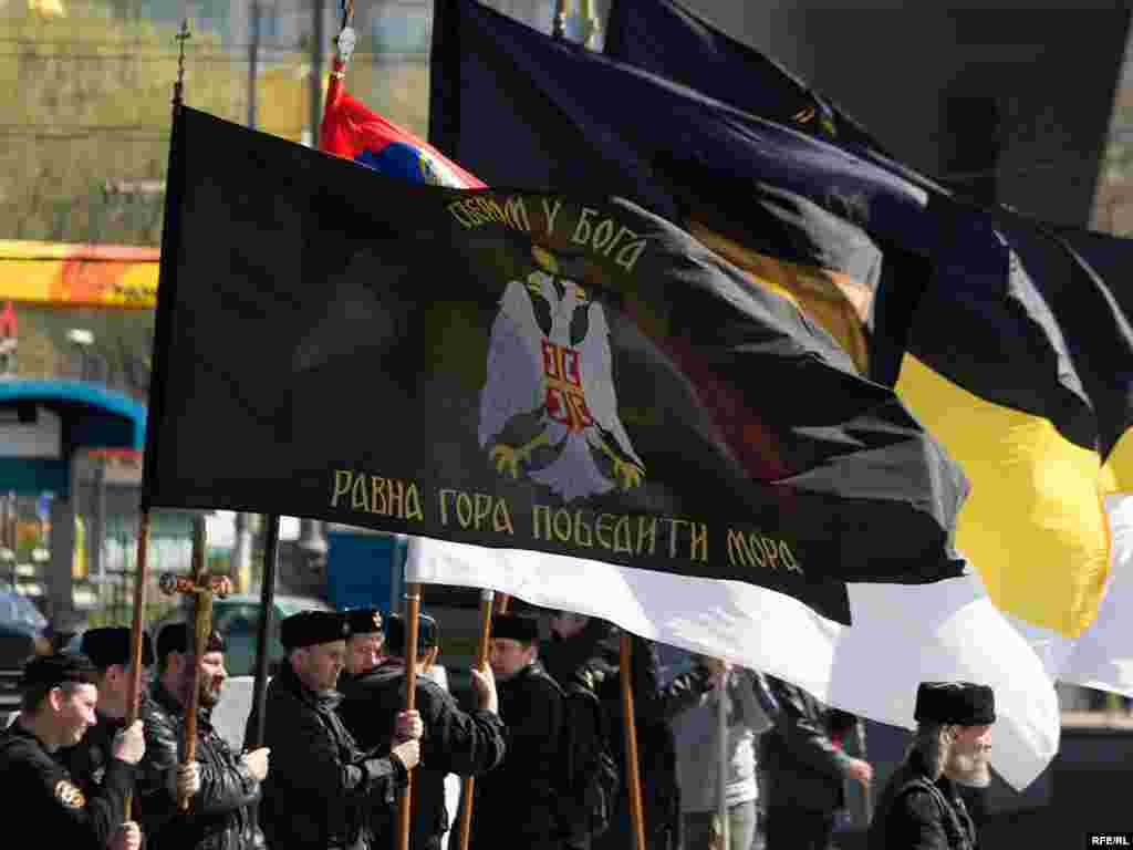 Участники "Русского марша", который в этом году организовало движение "Русский образ", группировались недалеко от метро "ВДНХ".