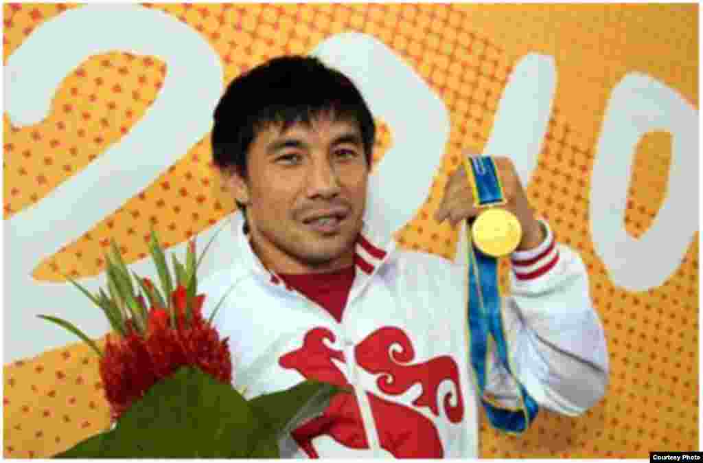 Лондон олимпиадасына жолдомо алган 14 спортчудан Азия оюндарынын чемпиону Данияр Көбөнов улуттук команданын капитаны болуп тандалды.