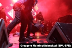 Sigurimi ndalon personin që sulmoi kryetarin Adamowicz gjatë një festivali në Gdansk/ 13 janar, 2019.