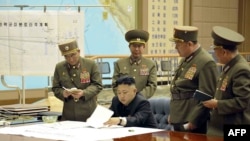 Түндүк Кореянын лидери Ким Чен Ын өлкөнүн аскерий жетекчилери менен өткөргөн чукул жыйында чабуулдун планын талкуулаган, 29-март, 2013