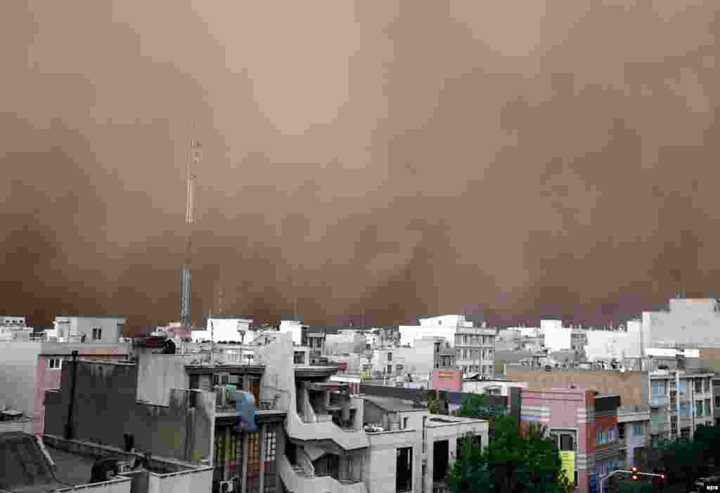 A sandstorm engulfs the the Iranian capital, Tehran, on June 2. (epa)