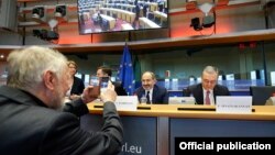 Belgium - A member of the European Parliament takes a picture of Armenian Prime Minister Nikol Pashinian in Brussels, March 4, 2019.