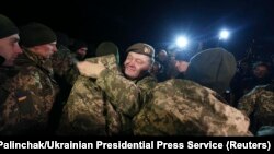 Президент Украины Пётр Порошенко приветствует украинских граждан, освобожденных сепаратистами.