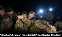 Petro Poroșenko îi întâlnește pe prisonierii eliberați.