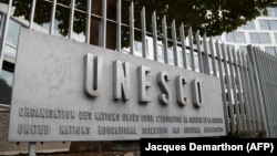 Логотип ЮНЕСКО у входа в штаб-квартиру организации в Париже