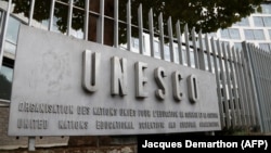ЮНЕСКО-ның Париждегі штаб-пәтерінің алдындағы логотип. 12 қазан 2017 жыл.
