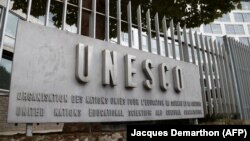 Логотип ЮНЕСКО у входа в штаб-квартиру организации в Париже. 12 октября 2017 года.