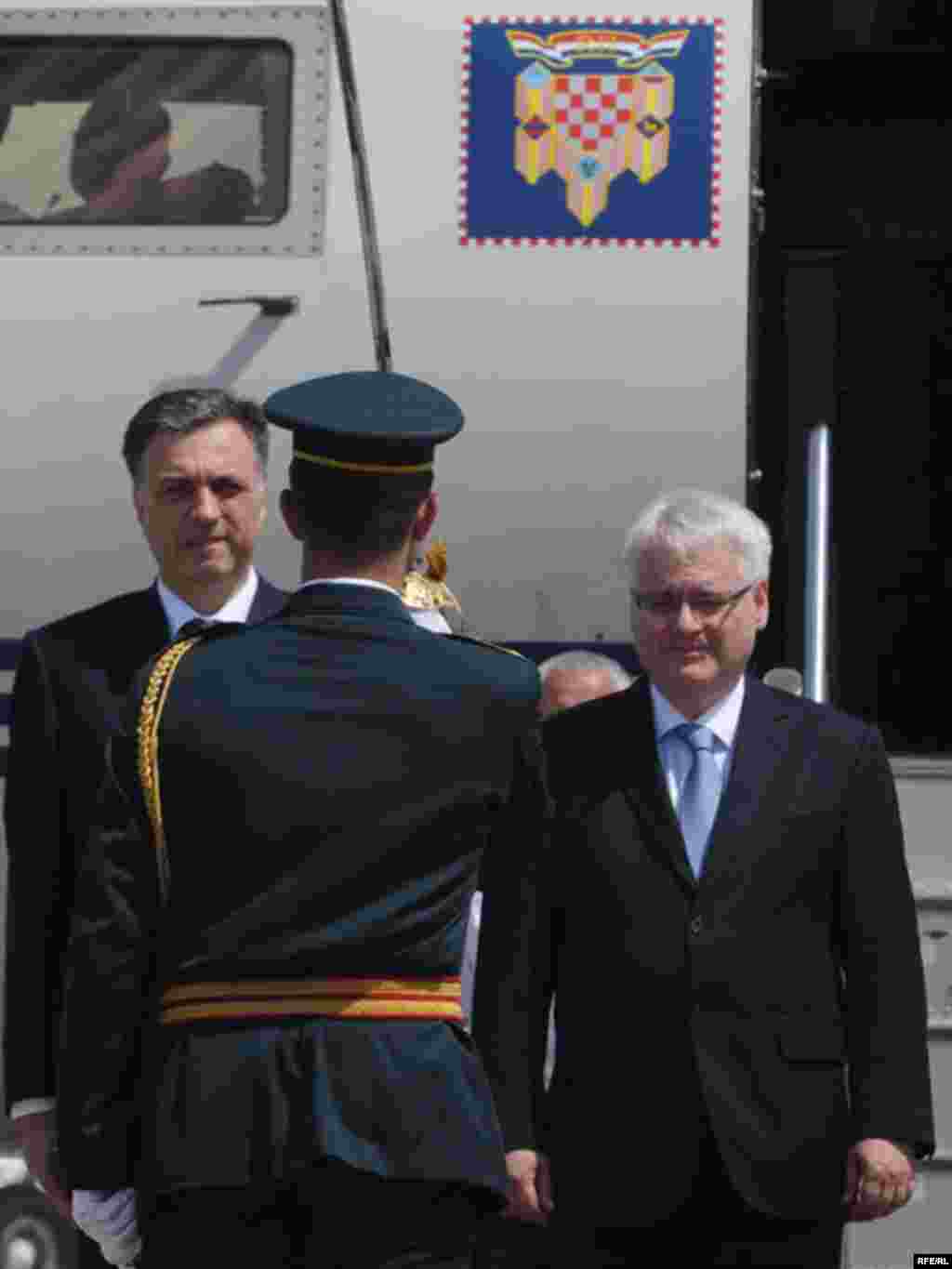 Hrvatski predsjednik dočekan je uz najveće državne počasti u podgoričkoj zračnoj luci. Foto: Savo Prelević 