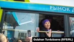 Кармалган активисттер автобустар менен милиция бөлүмүнө жеткирилген. Бишкек. 8-март, 2020-жыл.