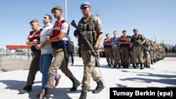 Обвиняемых в причастности к попытке переворота ведут в суд. Анкара, 1 июня 2017 года.