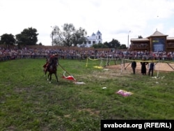 Вершнікі змагаюцца за прыхільнасьць дам. Падымаюць дзідаю хусьцінкі