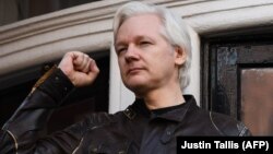 WikiLeaks сайтының негізін қалаушы Джулиан Ассанж Эквадор елшілігінің балконында тұр. Лондон, 19 мамыр 2017 жыл.