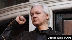 Themeluesi i WikiLeaks, Julian Assange, duke qëndruar në ballkonin e ambasadës së Ekuadorit. 19 maj 2017. 