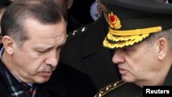 Premierul Recep Tayyip Erdogan cu șeful Marelui Stat Major la Ankara, în februarie 2010