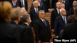 Prim-ministrul ungar Viktor Orban (centru) cântă imnul național în timpul sesiunii parlamentare comemorative care marchează centenarul Tratatului de la Trianon, la Budapesta, pe 4 iunie 2020.