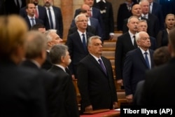 Mađarski premijer Viktor Orban (u sredini) pjeva nacionalnu himnu tokom komemorativne parlamentarne sjednice kojom se obilježava stota godišnjica Trianonskog sporazuma u Budimpešti 4. juna 2020.