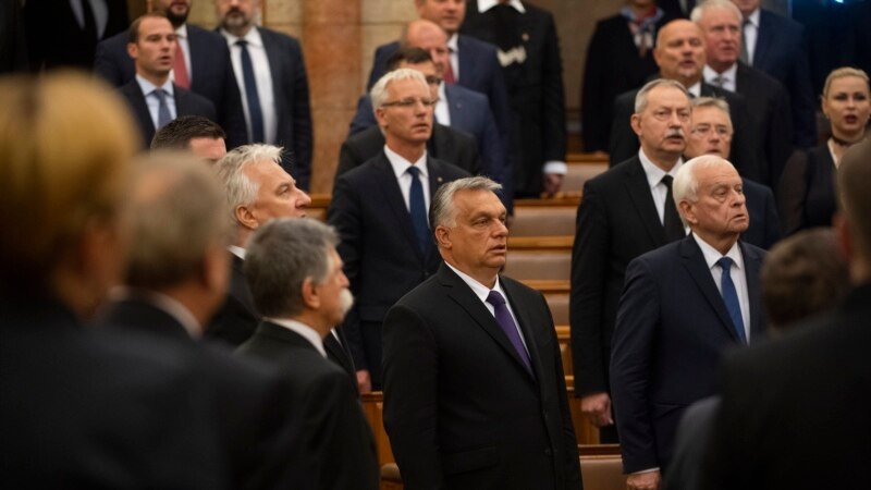 Унгарските пратеници забранија посвојување на деца од истополови бракови