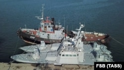 Малые бронированные артиллерийские катера «Никополь» и «Бердянск», а также буксир «Яны Капу» ВМС Украины