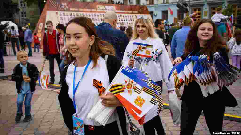 Всем желающим раздавали флажки с советской символикой и &laquo;георгиевские ленточки&raquo;. В Украине использование черно-оранжевых лент запрещено законом