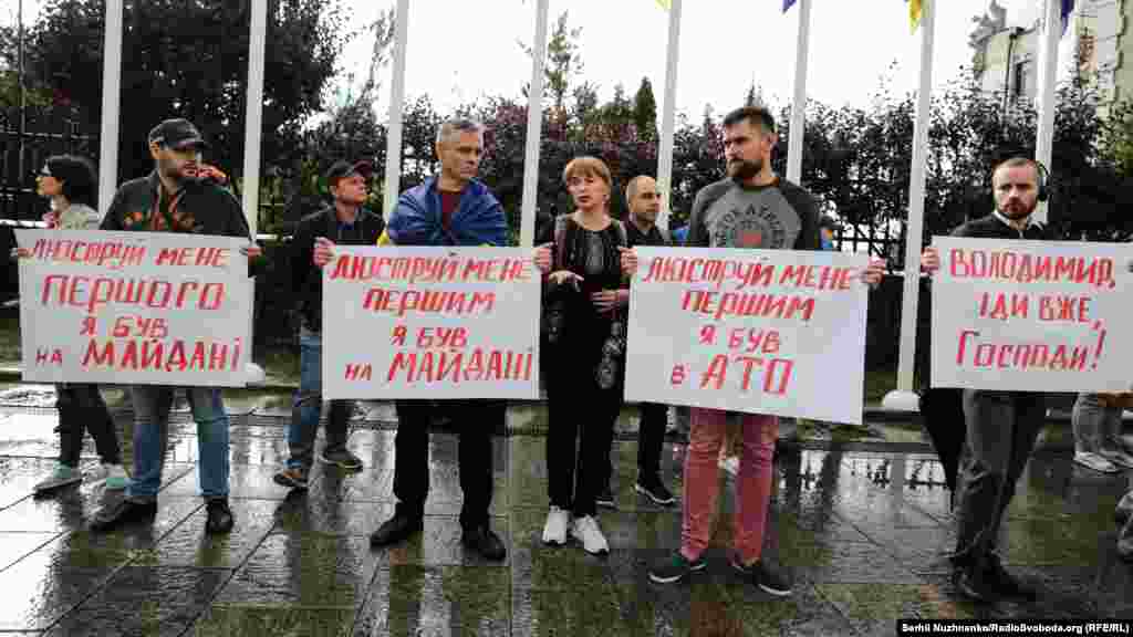 Акція &laquo;Люструй мене першим&raquo; біля Офісу президента України. Київ, 12 липня 2019 року. НА ЦЮ Ж ТЕМУ