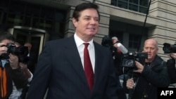 Paul Manafort leaves the Prettyman Federal Courthouse after a bail hearing on November 6 in Washington, D.C.