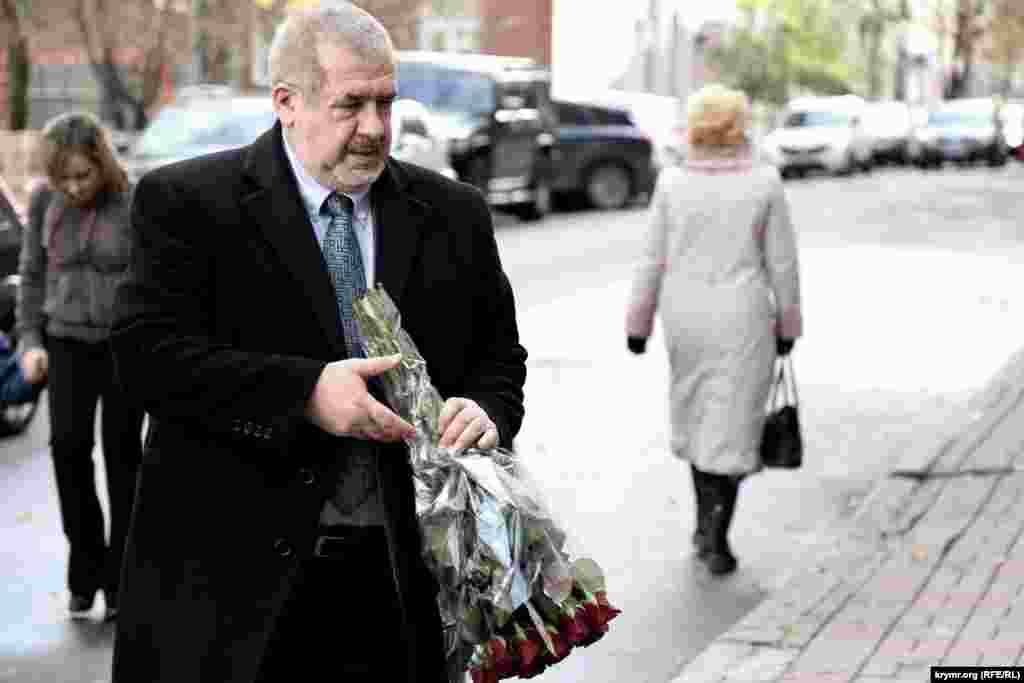 Рефат Чубаров возложил цветы к посольству Франции в Киеве