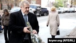 Кримські татари поклали квіти до посольства Франції в Києві (фотогалерея)