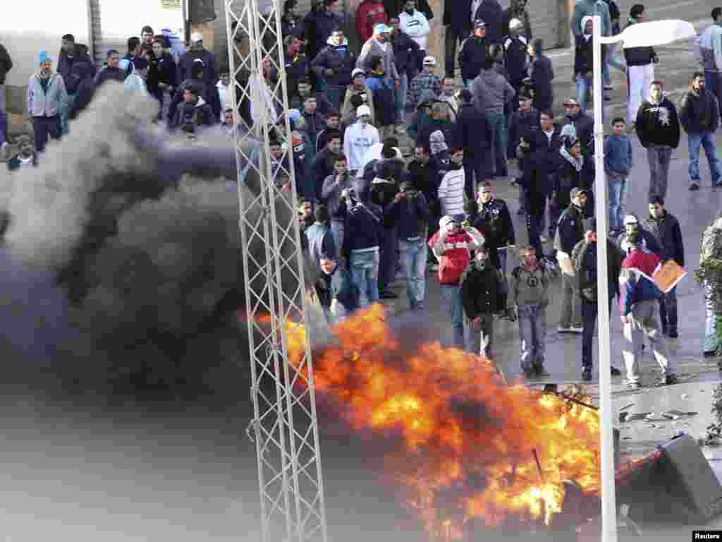 Sukobi demonstranata i policije u blizini Tunisa, 12. januara 2011