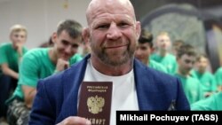 Навесні 2018 року Джефф Монсон отримав російське громадянство