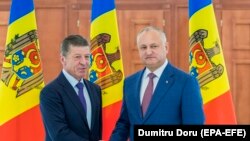 Дмитро Козав (ліворуч) і президент Молдови Ігор Додон