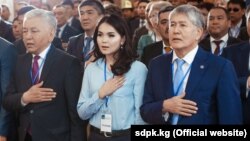 Съезд СДПК. 31 марта 2018 года. Иса Омуркулов (слева) и Алмазбек Атамбаев (справа). 