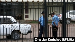 Астана қаласы қылмыстық атқару жүйесі ғимараты алдында тұрған полицейлер. (Көрнекі сурет)
