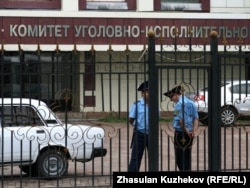 Ворота перед зданием комитета уголовно-исполнительной системы. Астана, 14 августа 2010 года