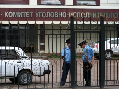 Ресейлік жолаушы пойыз жолсерігін ұрып тастады.