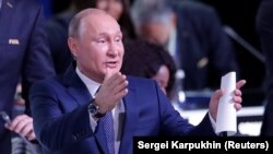 Президент Владимир Путин ФИФАнын конгрессинде сүйлөп жатат. 13-июнь, 2018-жыл. 