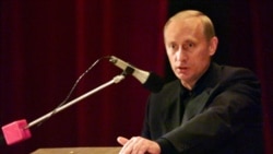 Putin odgovara na pitanja rodbine poginulih članova podmornice Kursk, u sjevernom gradu Vidjajevu, 22. avgusta 2000. godine. Krivicu je preusmjerio na ekonomski i vojni pad Rusije nastao prije nego što je on došao na vlast.