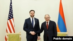 Прем'єр-міністр Вірменії Нікол Пашинян вітає віцепрезидента США Джей Ді Венса під час його візиту до Єревану, 9 лютого 2026 року