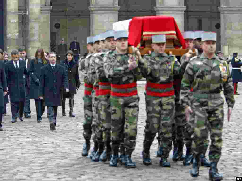 Прэзыдэнт Францыі Нікаля Сарказі і першая лэдзі Карла Бруні на пахаваньні былога міністра і старшыні парлямэнту Філіпа Сэгена, які памёр ва ўзросьце 66 гадоў ад сардэчнага прыступу.