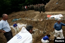 Vojnici EUFOR-a osiguravaju forenzičke stručnjake iz Međunarodne komisije za nestale osobe 16. 6. 2008. godine, tokom ekshumacije masovne grobnice s posmrtnim ostacima Bošnjaka ubijenih u genocidu u Srebrenici 1995. godine.