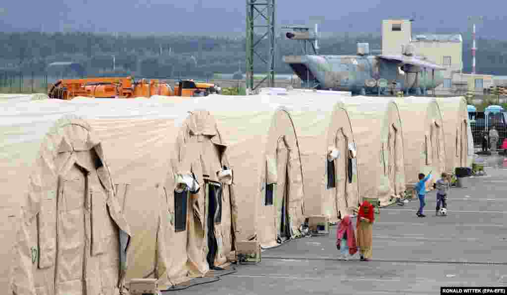 Az amerikai légierők ramsteini bázisa is ideiglenes menekülttáborrá vált. A sátrakon kívül élelmet, vizet és orvosi ellátást biztosítanak a menekülteknek